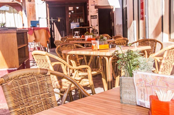 Bar Restaurante La Perla, en Oropesa (Toledo). Disfruta en nuestra terraza de tapas, aperitivos, raciones, hamburguesas, menú del día...